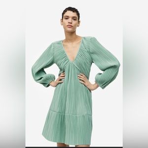 H&M pleated teal dress. Like new. Worn once.